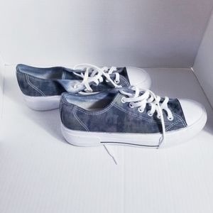 TIME & TRU CANVAS WOMEN'S PLATFORM MEMORY FOAM SHOE WITH A BLEACHED LOOK SIZE 10